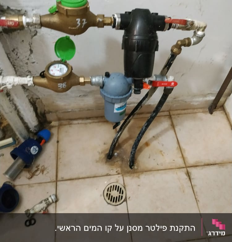 מד מים, צינורות וברזים על קיר